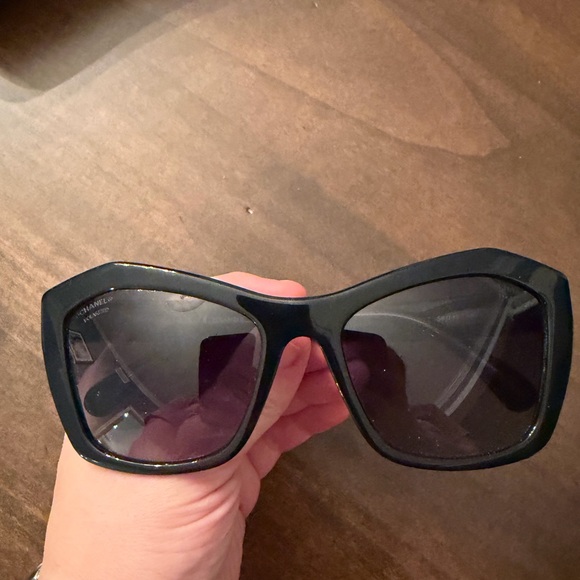 CHANEL Elegant Black Sunglasses - Picture 3 of 8